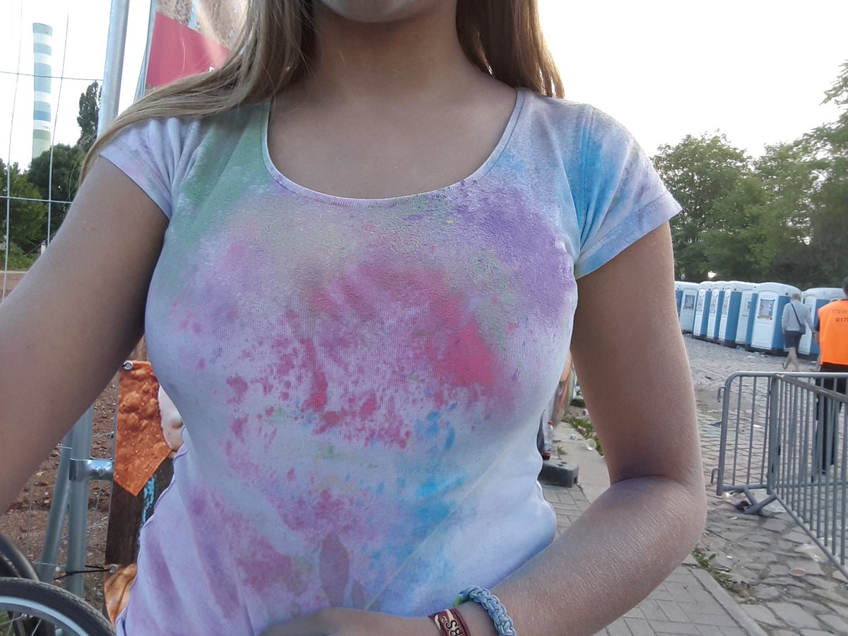 sophiexhng's tweet photo. Ich kooperiere nie ohne mein Team 😂🤘🏼💗
#onlytheyknow #HoliFestival #Holi2017 #Dresden https://t.co/6mVgM6uTWW