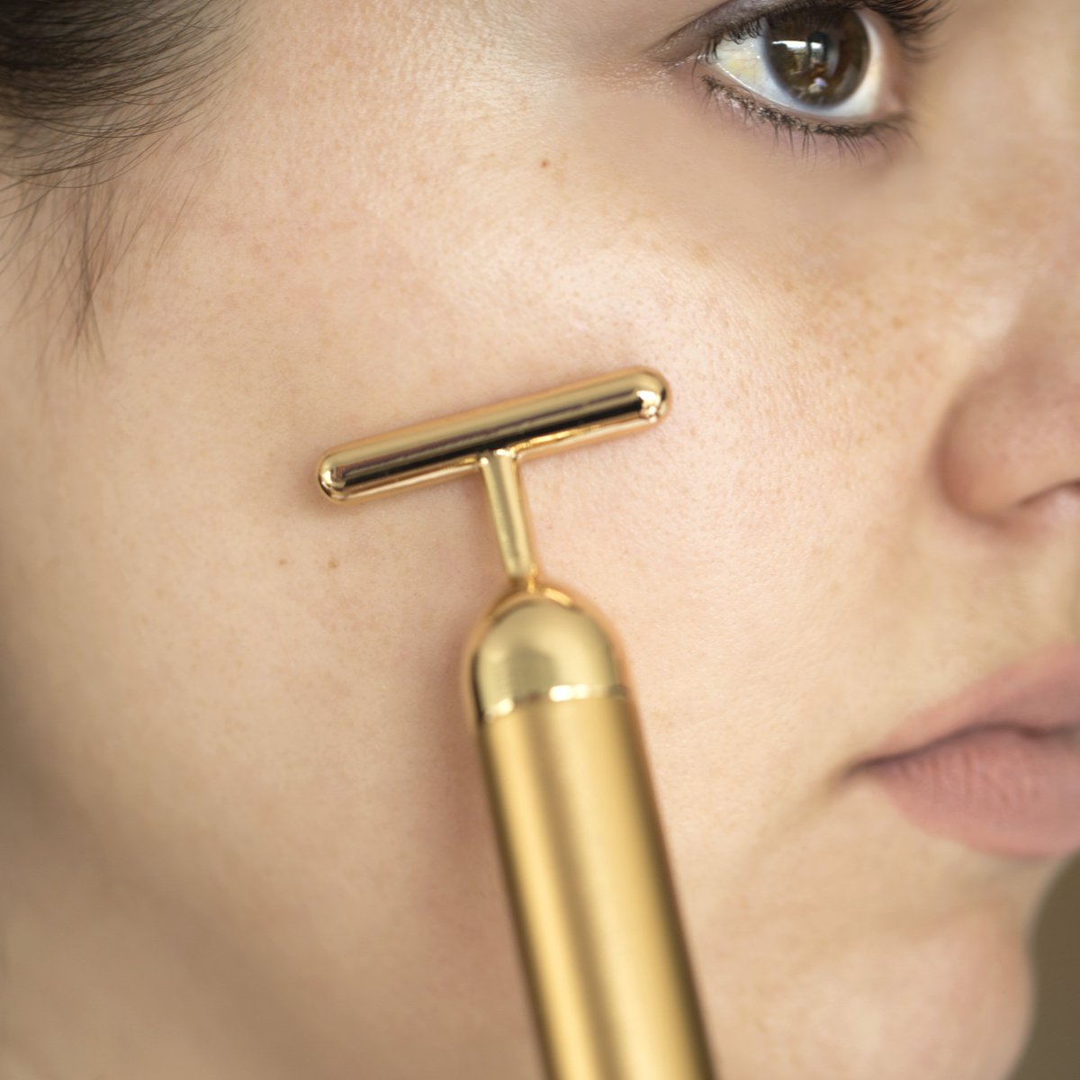 Terre_Mere's tweet photo. It's no magic spell...but we don't blame you for thinking it might be! Our Gold Youth Wand helps moisturizer soak into your skin 🌟 https://t.co/E4Jatxo6LK