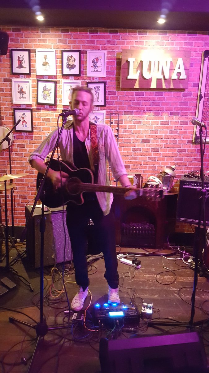 Genius John @LunaLondonLive gettom the party started!