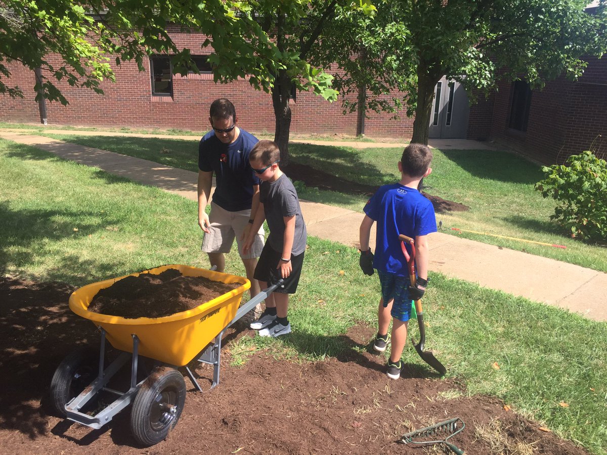WrenHollow's tweet photo. Thank you to the Cleers, Owens, Lovegreens, Georges, Gilleses &amp; Stockwells for helping beautify the school &amp; prep for this year! #community https://t.co/EWQCbYlazU