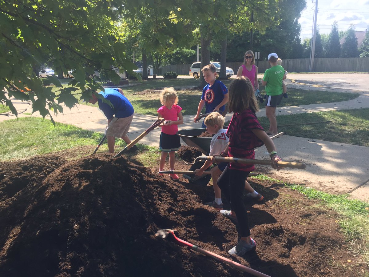 WrenHollow's tweet photo. Thank you to the Cleers, Owens, Lovegreens, Georges, Gilleses &amp; Stockwells for helping beautify the school &amp; prep for this year! #community https://t.co/EWQCbYlazU