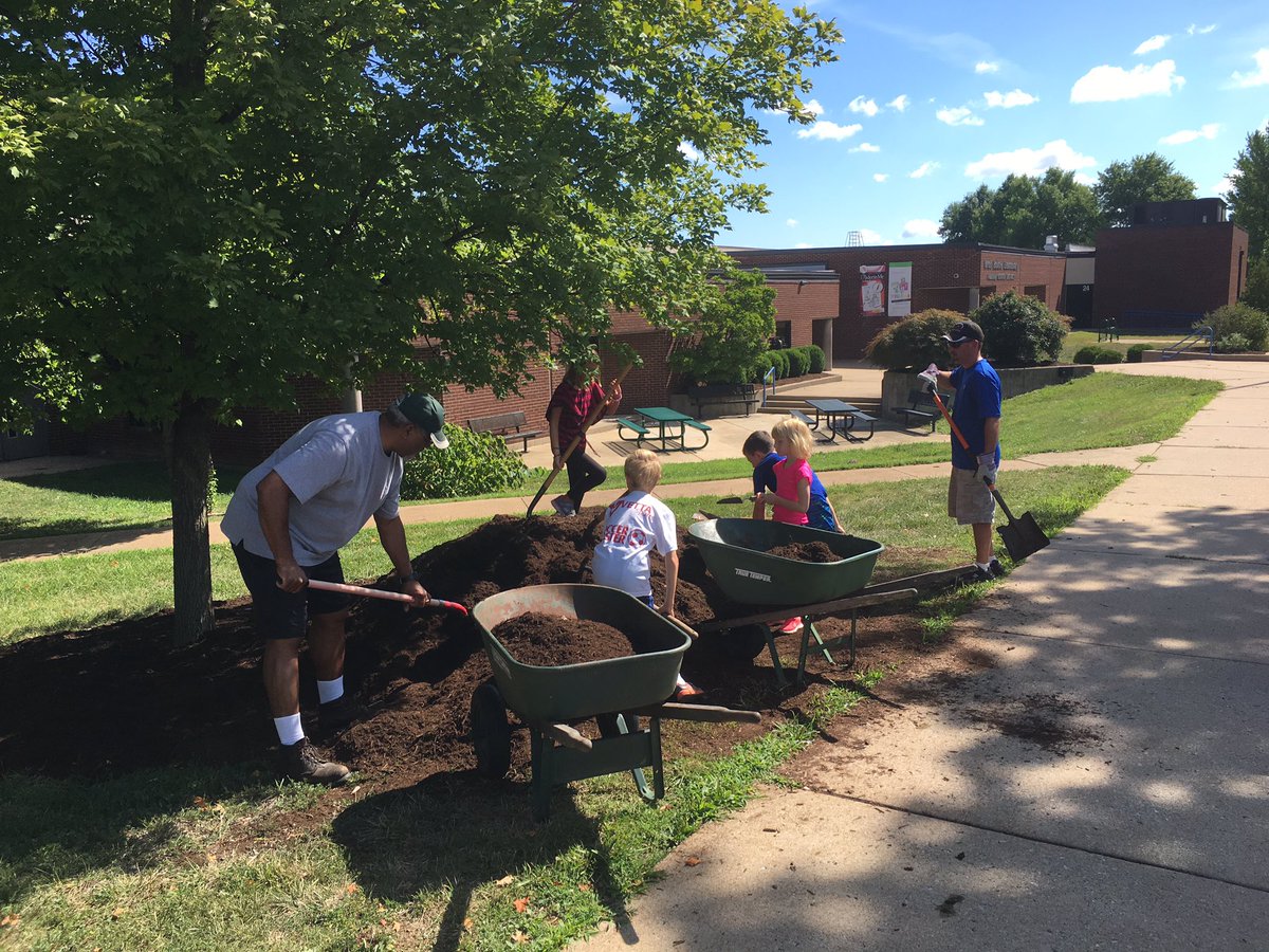 WrenHollow's tweet photo. Thank you to the Cleers, Owens, Lovegreens, Georges, Gilleses &amp; Stockwells for helping beautify the school &amp; prep for this year! #community https://t.co/EWQCbYlazU