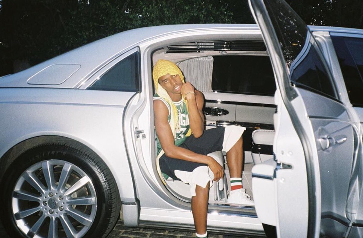 PjCarter14's tweet photo. all white like i got the whole thing bleached. ✍🏾 https://t.co/toskvSocdC