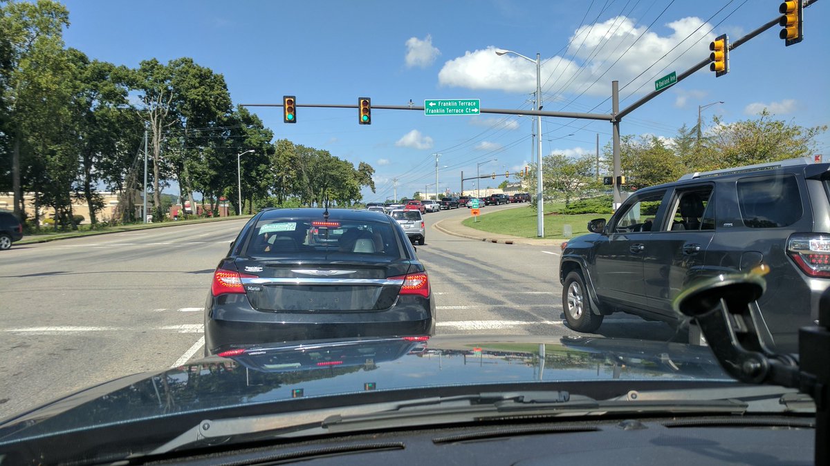 B_Parshall's tweet photo. @johnsoncitytn Intersections on State of Franklin in Johnson City suck. Prudent planning? https://t.co/quIpX7IK59