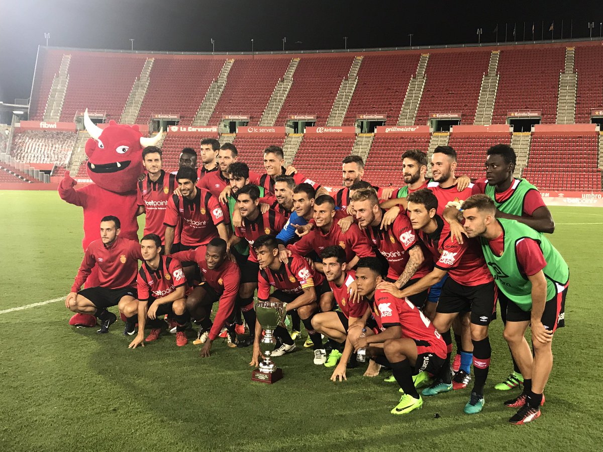 RCD_Mallorca's tweet photo. ⚽️🏆 La plantilla del Reial Mallorca celebra el triomf al 42 trofeu Ciutat de Palma. Enhorabona! 💪🏻 🔴⚫️ #tocaremar https://t.co/g9Q1KTGdzR