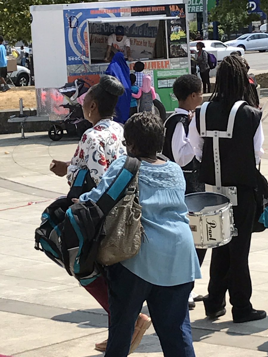 FN_VanessaI's tweet photo. Free backpacks with school supplies are being handed out at the RBAC Back2School bash today until 3pm at the Rainier Beach Community center! https://t.co/PYZAktJ0QT