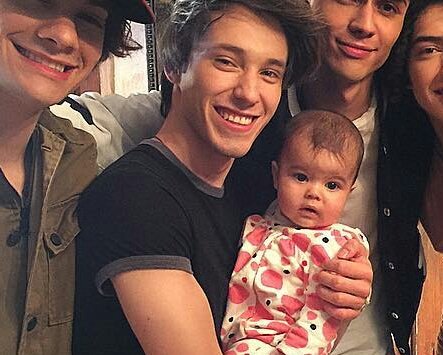 poulettetsv's tweet photo. @soyalonsovillal Con niños.

#CD9 #AlonsoVillalpandoTrendy #Coders #KarolSevilla #KCAMexico https://t.co/AiWCJyeCJW