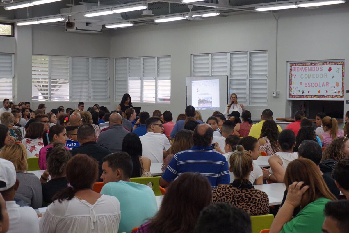 Alexandrarr0407's tweet photo. Asamblea padres estudiantes nuevo ingreso #CROEV #SeParteDE @EDUCACIONPR @SecEducacionPR https://t.co/KcwLsw79pB