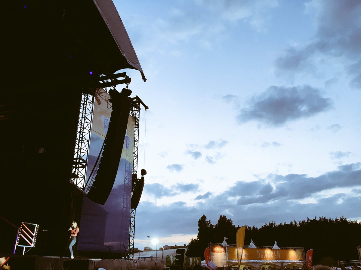 COFAPT's tweet photo. NEWS: That's a wrap! 69 shows in 10 different countries and 6 months later, @AnastaciaMusic's #UltimateCollectionTour is officially over! https://t.co/CijxYEwCmq