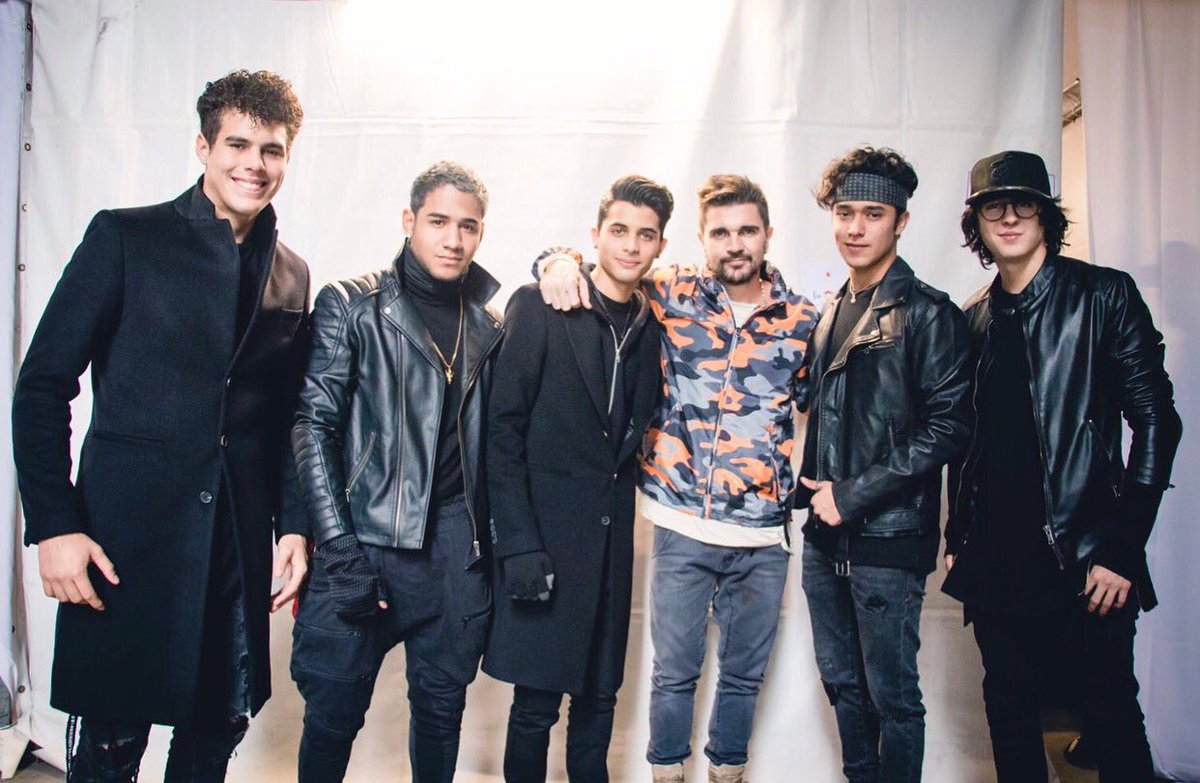 CNCOmusic's tweet photo. 📸 @juanes #UnSol2017 https://t.co/7KUJMcGxFe