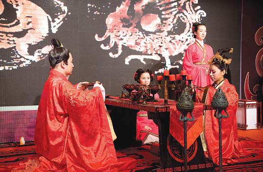 ChinaDaily's tweet image. Western or Chinese wedding ceremony, is that a question? #traditionalChinesewedding ow.ly/w8tr30emrKk