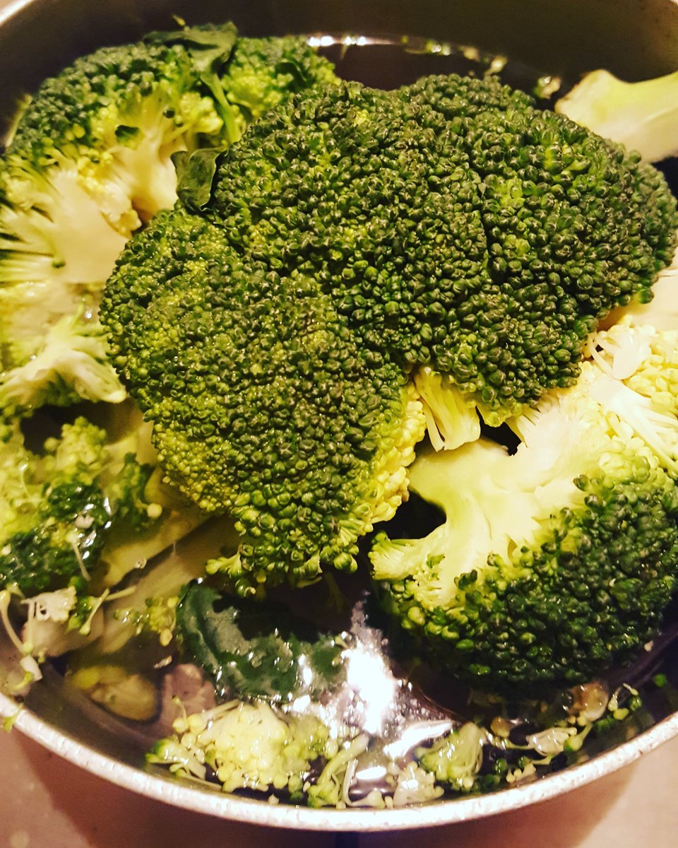 FortingaChy's tweet photo. NO OIL! #salmon #vegetables #roasted #dinner #dinnerpreps #healthyeating #cleaneats #cleaneating #foodgasm #foodlover #foodporn 💚✌🏼💪🏽😎 https://t.co/Hgu27RxqTY