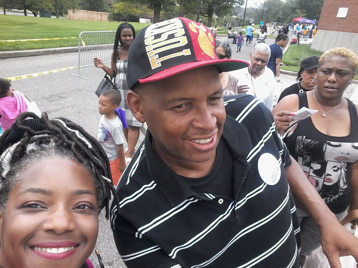 RuthYoungTyler's tweet photo. All hands were on deck at #STCFOC #BackToSchool event ~ even the musicians were helping! #journalistlife #education https://t.co/B09X1GNMU9