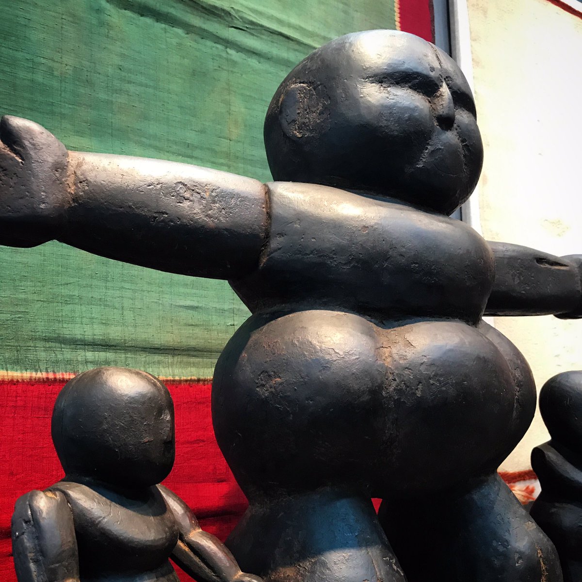 ObjectsOfArt's tweet image. The selection at #ObjectsOfArt is big... like THIIIIIIS BIG👐