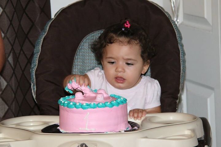 misscomer79's tweet photo. Smash cake 💝😍 #babyLeia #1stBirthday https://t.co/hNsFbSzMk7