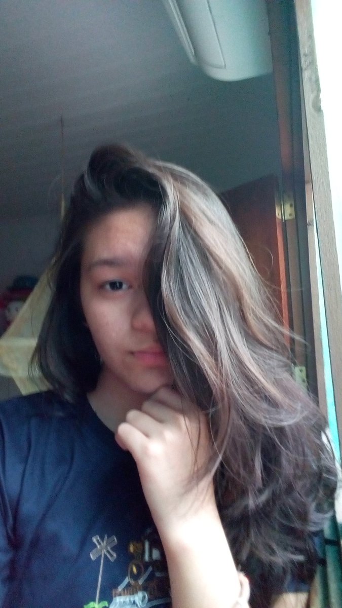 Wh_52Hz's tweet photo. #LoveYourselfProject 
Sem efeito, sem maquiagem, sem roupa bonita. Essa sou eu... https://t.co/SnvffoDh1c