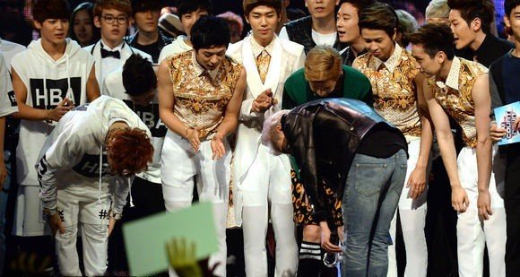 BBROYALTEAS's tweet photo. RESPECT is given to everyone no matter who they are. One of good example is GD bowing to everyone doesnt matter if their hoobaes or Sunbaes https://t.co/EtS4eh7Yrm