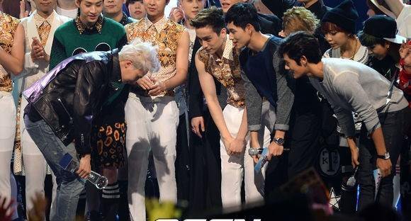 BBROYALTEAS's tweet photo. RESPECT is given to everyone no matter who they are. One of good example is GD bowing to everyone doesnt matter if their hoobaes or Sunbaes https://t.co/EtS4eh7Yrm