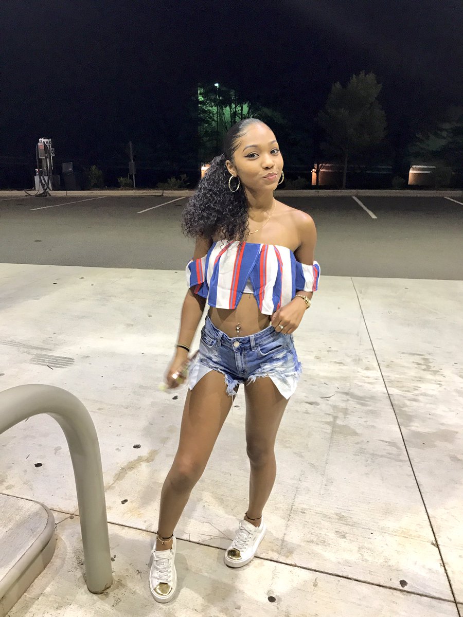 zaniyadr's tweet image. think imma make her mine💋