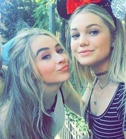 eIIacharming's tweet photo. Eu e a aniversariante mais linda de todas #Deprimavera #Hayleybirthday https://t.co/Seb4eKJbdo