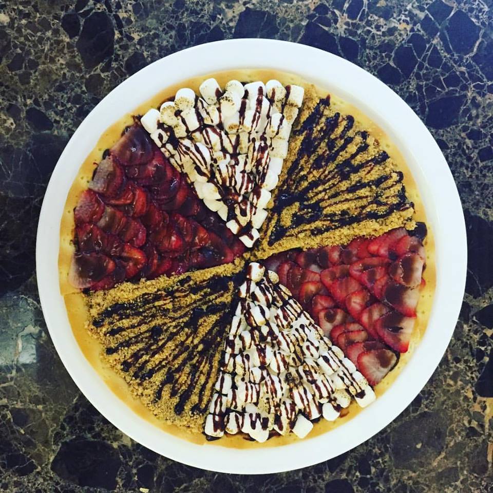 CCLthepearl's tweet photo. Couldn't resist this fruity Pizza, Perfectly made for pizza lovers 😍 #ccltime #thepearl #fruitypizza #chocolatecoffeelounge https://t.co/3hO7IhesRW
