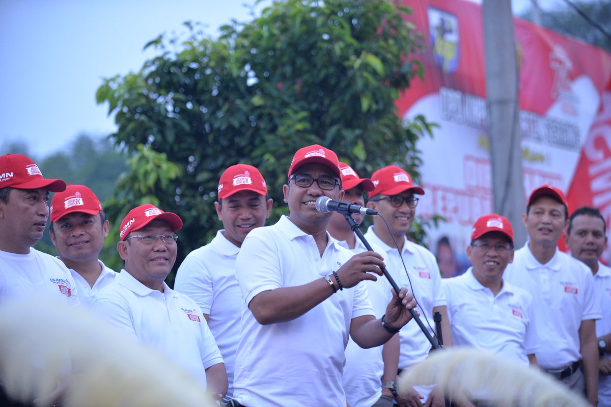 TelkomIndonesia's tweet photo. Ketua DPRD Prov Banten, Bpk. Asep Rahmatullah, memberikan sambutan pada pembukaan acara Jalan Sehat 5K #AyoBerjalan https://t.co/VLWvF80cDD