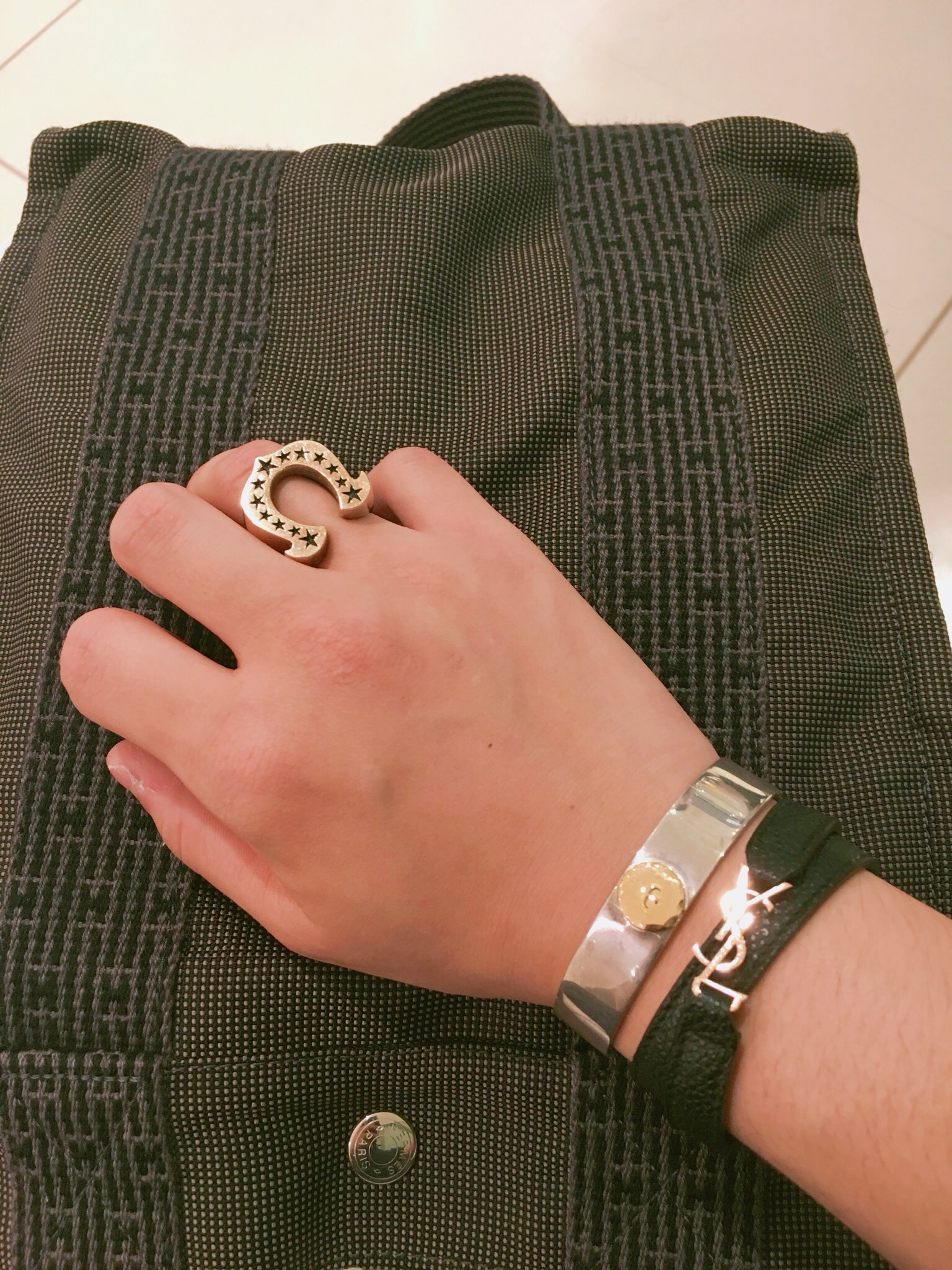 Uzivatel ガヤしゅー Na Twitteru ここ最近のアクセの組み合わせ 藤ヶ谷さんセットにサンローランの細目のバングル 社会人になったらたいぴーの着けてるシルバーバングル買おう O ゚ ゚ O アクセサリー 藤ヶ谷太輔 テンダーロイン サンローラン Uzivatel ガヤしゅー Na Twitteru ここ最近のアクセの組み合わせ 藤ヶ谷さんセットにサンローランの細目のバングル 社会人になったらたいぴーの着けてるシルバーバングル買おう O ゚ ゚ O アクセサリー 藤ヶ谷太輔 テンダーロイン サンローラン