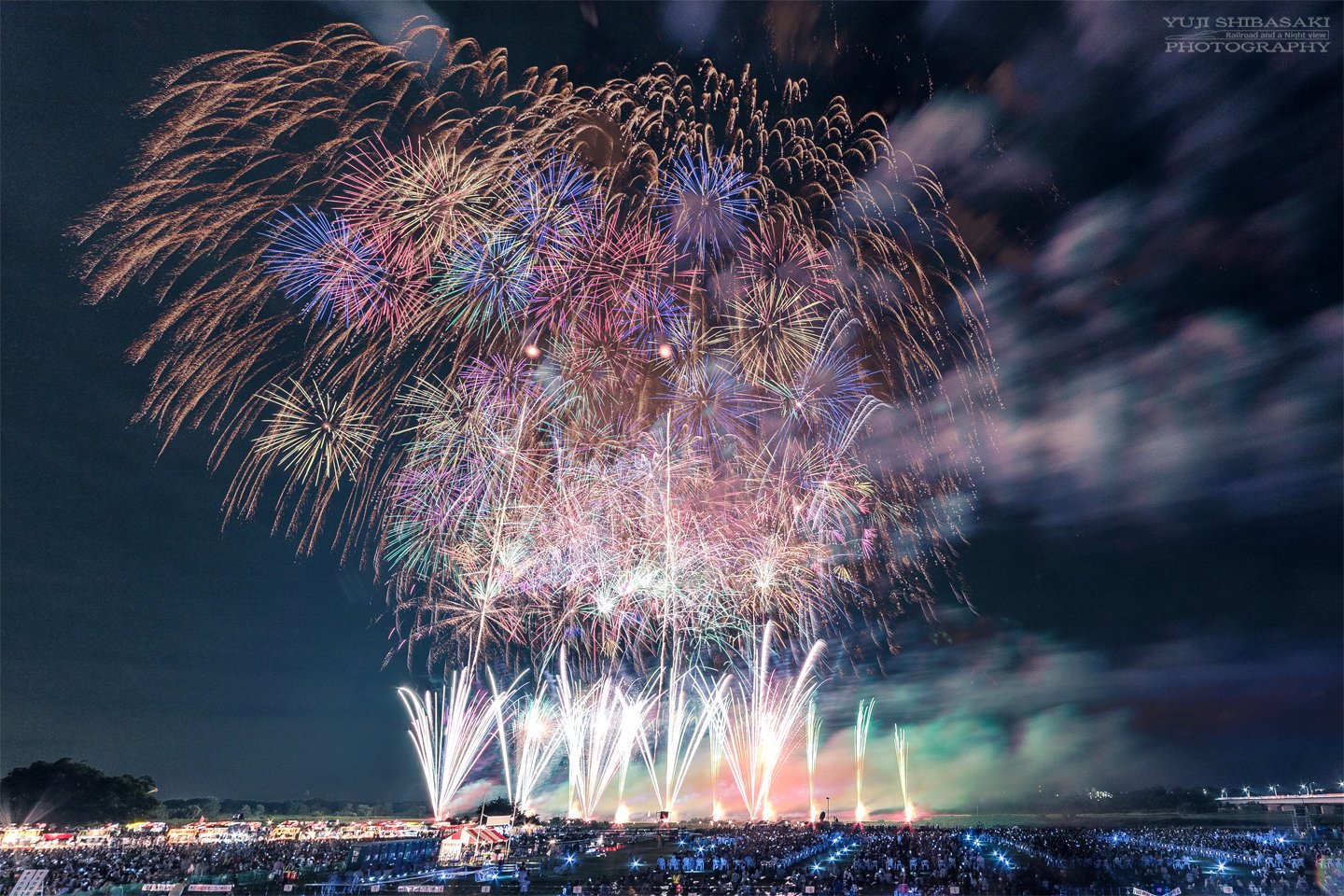 Yuji Shibasaki Photo 第68回 熊谷花火大会 昨晩の荒川大橋にて行われた熊谷の花火 八木橋と熊谷シネティアラ21提供のワイドスターマインは大迫力の演出 花火コンクールでは時差式花火もあり見応え十分でございました 熊谷花火大会 T Co