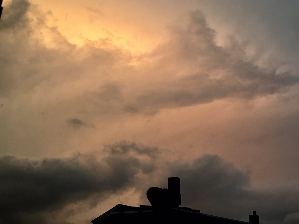 Caren329's tweet photo. Well we still have this 🌅#stormiscomin #ornot #philly https://t.co/QyarjMJi4B
