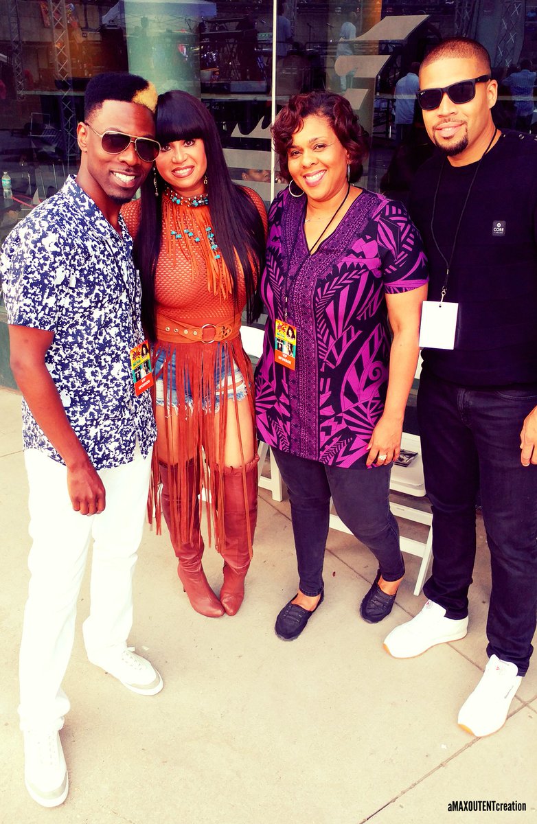 thavocalman's tweet image. Wit da hommie @Revnee
Ms. @CeCe_Peniston bout to kill it!!!
#RIBSRNB313
#RIBSRNBFEST17