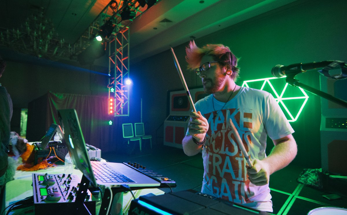 Gomi_Deer's tweet photo. .@edgedestroys' set at #Mplex2017 https://t.co/SV1spiMjR3