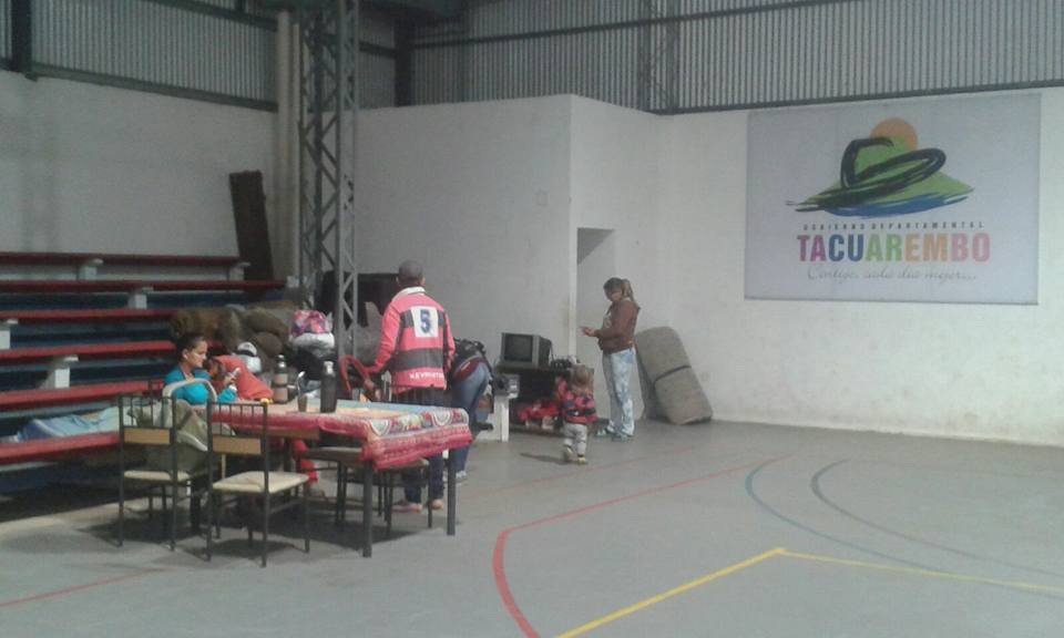 24 personas son atendidas en el Club Central por consecuencia de la creciente del arroyo Tacuarembó chico.