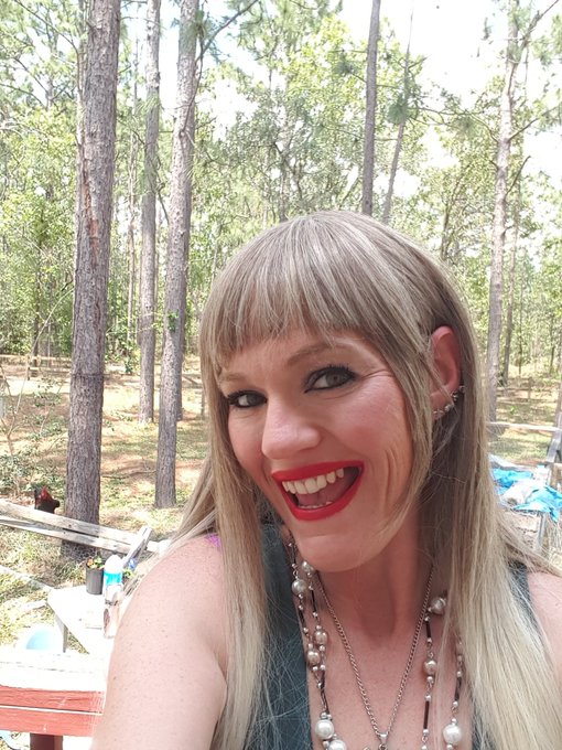 Happy today! https://t.co/hSI2zWQnkR