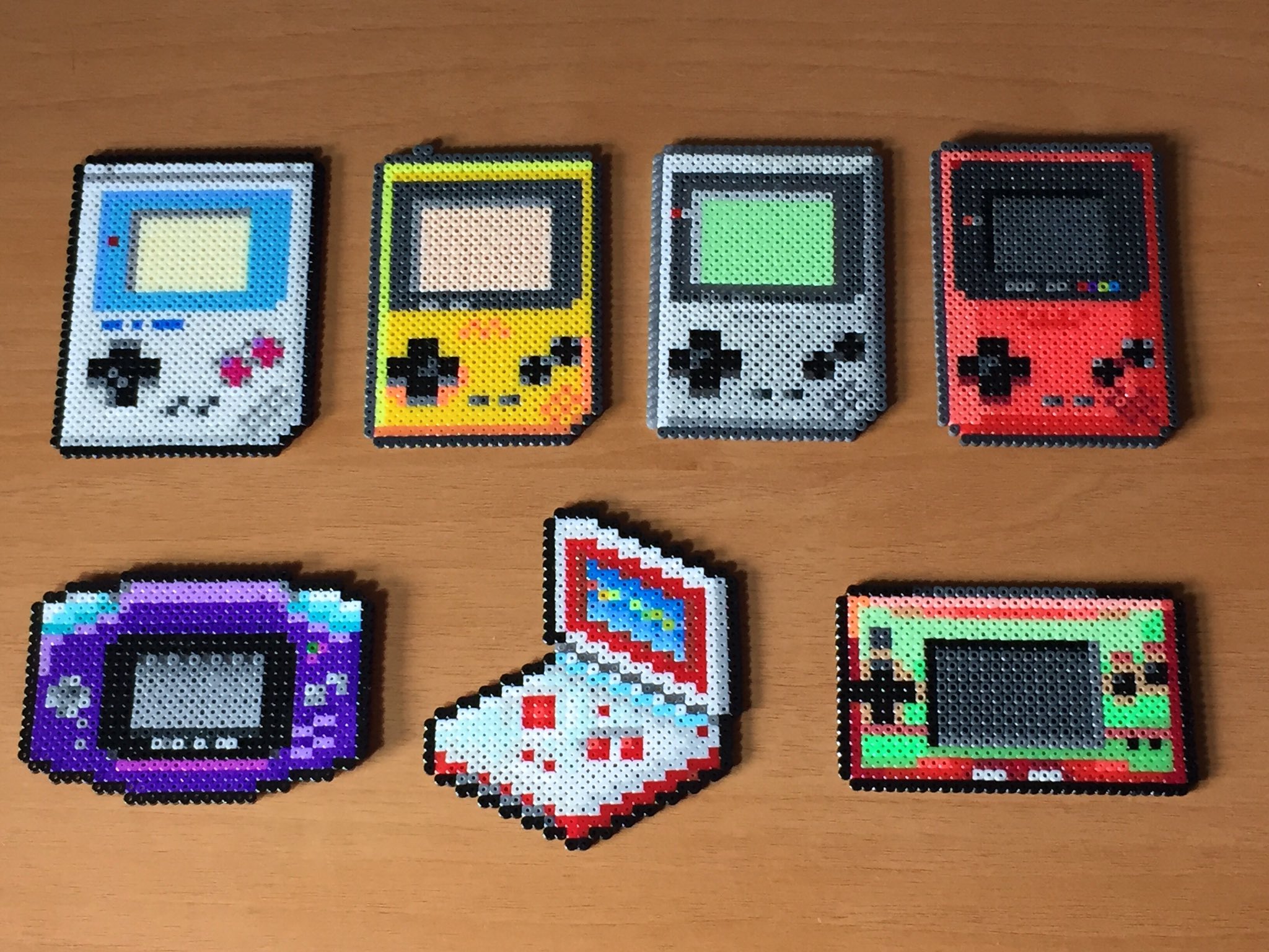 へびぃ Twitterissa ゲームボーイファミリーを作りました 写真は拡大厳禁でw 上段4機は十字キーが1ドット分大きすぎた Gameboyロゴはデカくなるのでなしです 図案 T Co Zqsyna6xpl アイロンビーズ ミニフューズビーズ ゲームボーイ T Co 4nizbv2xzf