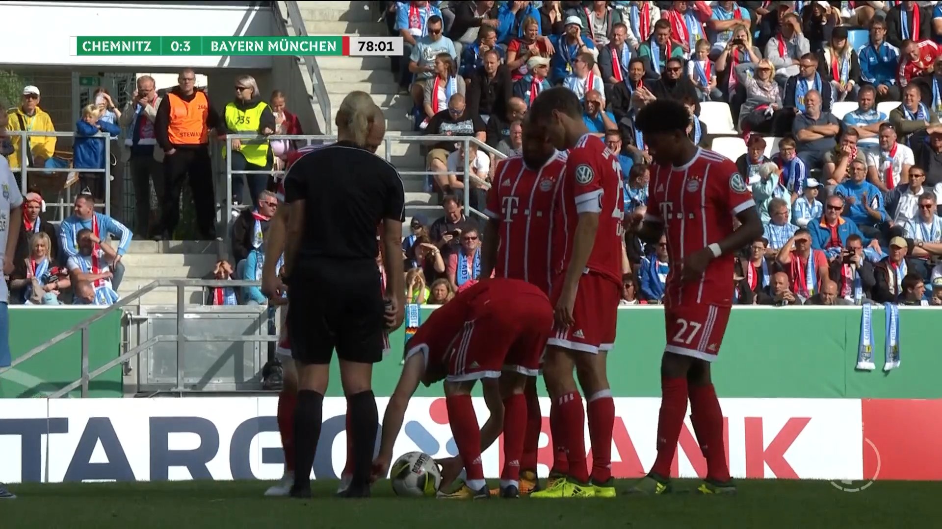 Yamada 78分のfkでのリベリのいたずら Dfbpokal Cfcfcb 1 リベリ ボールをセットしつつビビアナ シュタインハウス主審の靴紐に手を伸ばす 2 靴紐を引っ張ってボールの下へ 3 ビビアナ主審 ちょっ 何やってるのよ 4 靴紐をしまうビビアナ主審 Yamada 78分のfkでのリベリのいたずら Dfbpokal Cfcfcb 1 リベリ ボールをセットしつつビビアナ シュタインハウス主審の靴紐に手を伸ばす 2 靴紐を引っ張ってボールの下へ 3 ビビアナ主審 ちょっ 何やってるのよ 4 靴紐をしまうビビアナ主審