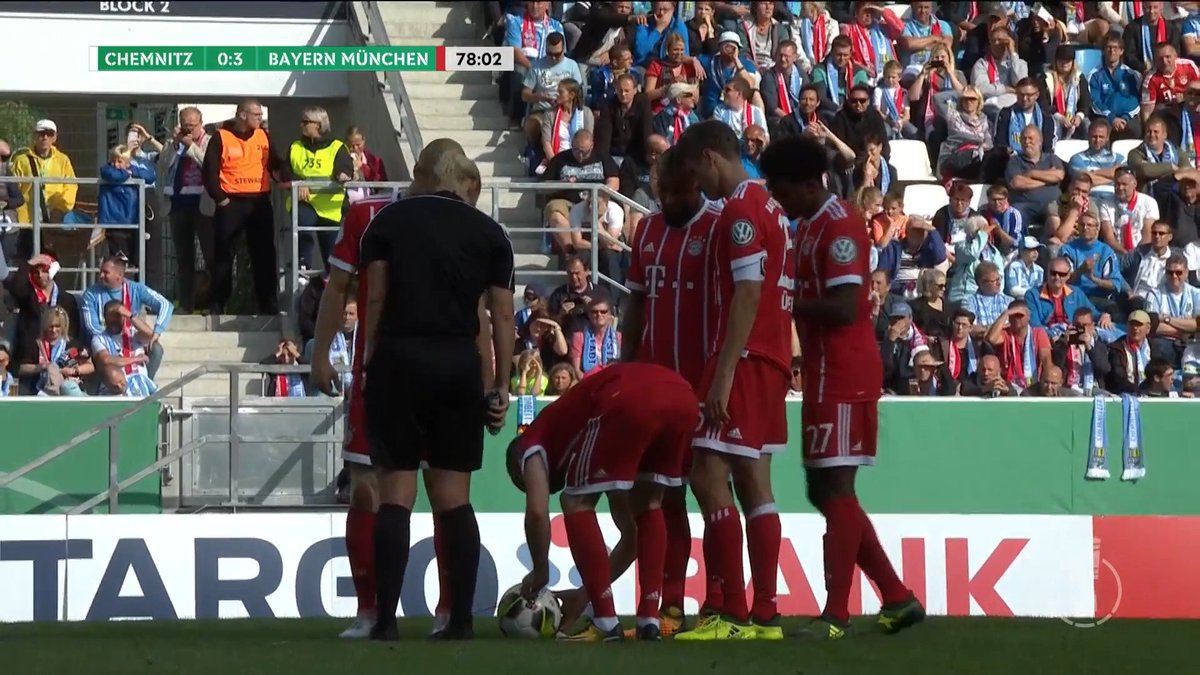 Yamada 78分のfkでのリベリのいたずら Dfbpokal Cfcfcb 1 リベリ ボールをセットしつつビビアナ シュタインハウス主審の靴紐に手を伸ばす 2 靴紐を引っ張ってボールの下へ 3 ビビアナ主審 ちょっ 何やってるのよ 4 靴紐をしまうビビアナ主審