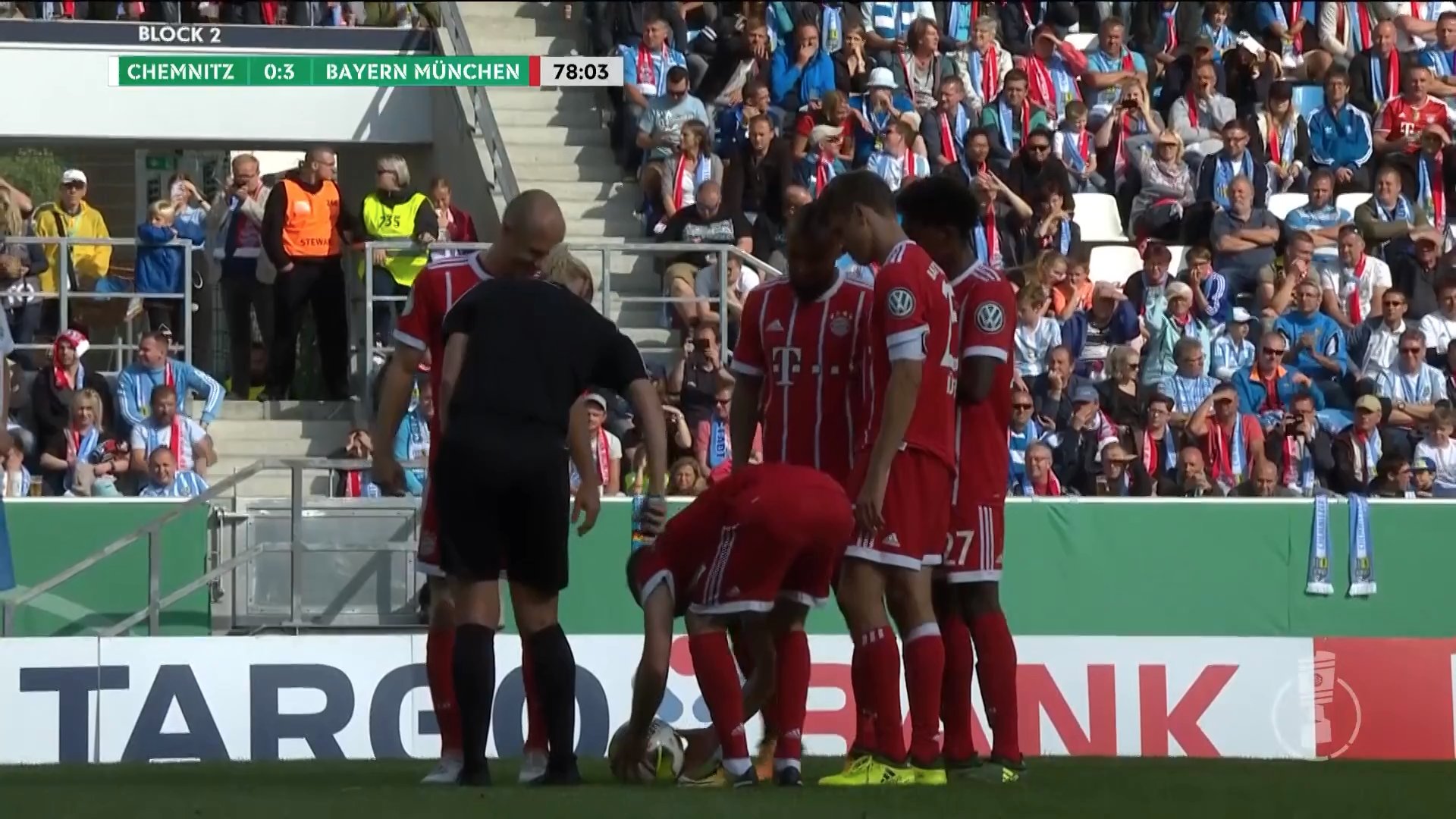Yamada 78分のfkでのリベリのいたずら Dfbpokal Cfcfcb 1 リベリ ボールをセットしつつビビアナ シュタインハウス主審の靴紐に手を伸ばす 2 靴紐を引っ張ってボールの下へ 3 ビビアナ主審 ちょっ 何やってるのよ 4 靴紐をしまうビビアナ主審 Yamada 78分のfkでのリベリのいたずら Dfbpokal Cfcfcb 1 リベリ ボールをセットしつつビビアナ シュタインハウス主審の靴紐に手を伸ばす 2 靴紐を引っ張ってボールの下へ 3 ビビアナ主審 ちょっ 何やってるのよ 4 靴紐をしまうビビアナ主審
