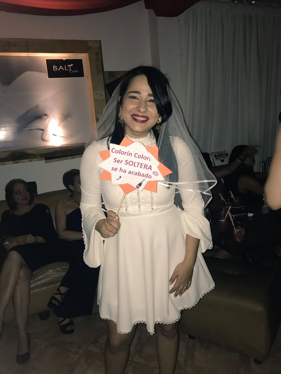 PenelopeVB22's tweet photo. Otra que le dice bye bye a la soltería! 👰🏻❤️ #secasamimenol #friends #blteam #live #love #laugh @Emelygt @Mayaris_05 https://t.co/Waa1Fxvpvx