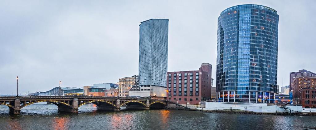 Forbes's tweet photo. The big U.S. cities with fastest-growing economies: 
1. Grand Rapids
2. Orlando 
3. Nashville
https://t.co/fDadMEFn0v https://t.co/phVCWgRcn8