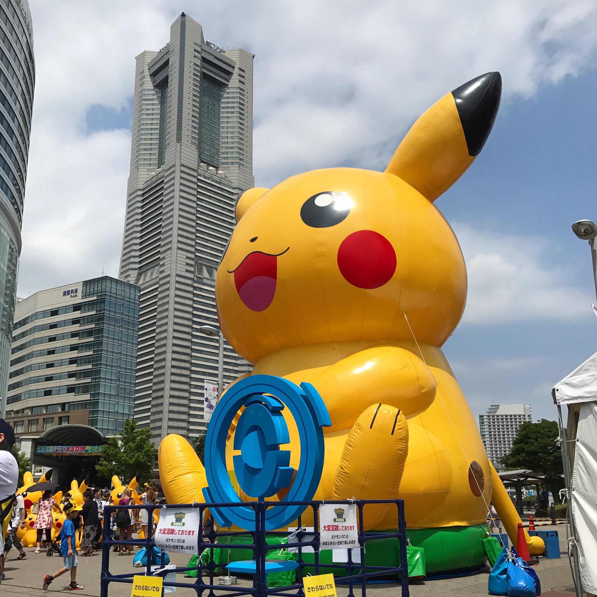 تويتر としお على تويتر 桜木町駅前にもポケモンgoのリアルポケストップ ピカチュウ大量発生チュウ Pokemon Pikachu ポケモン ピカチュウ Yokohama 横浜 みなとみらい T Co V3sory9k3v