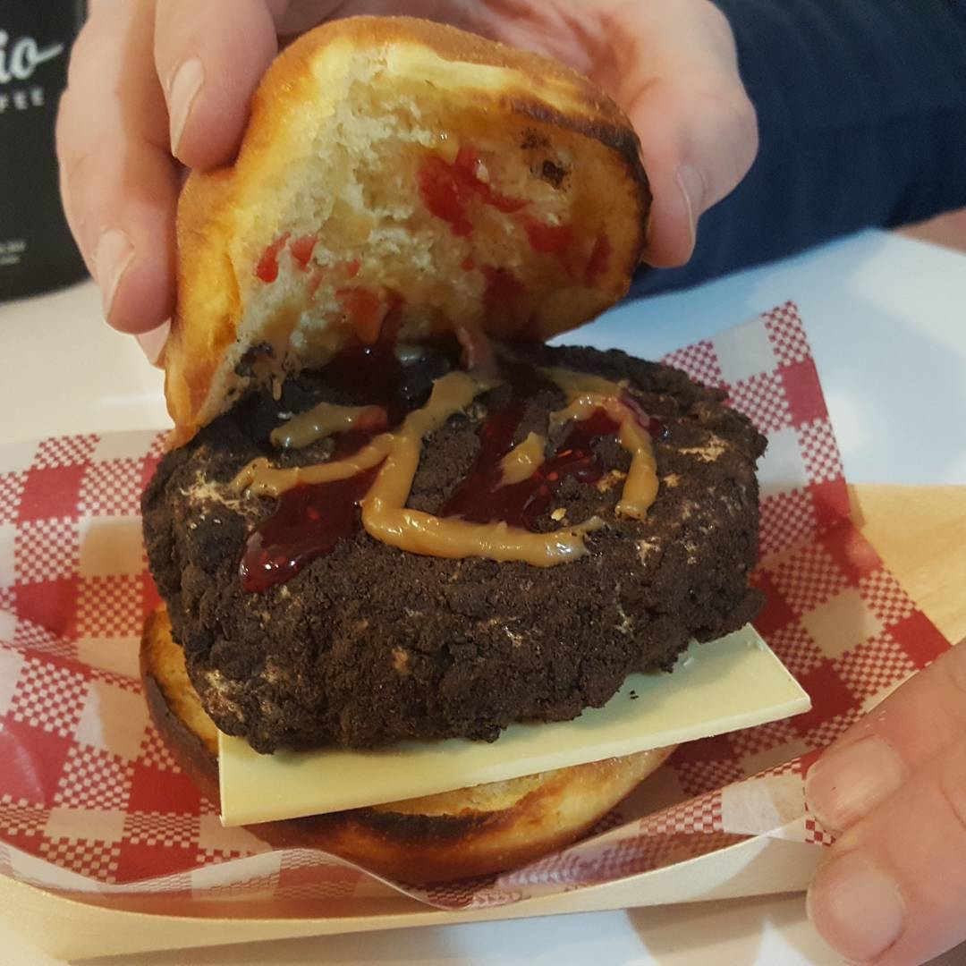 BritInWgtn's tweet photo. Dessert burger at @CarrelloGelato is pretty darn good #burgerwelly https://t.co/RE42T4zVDe