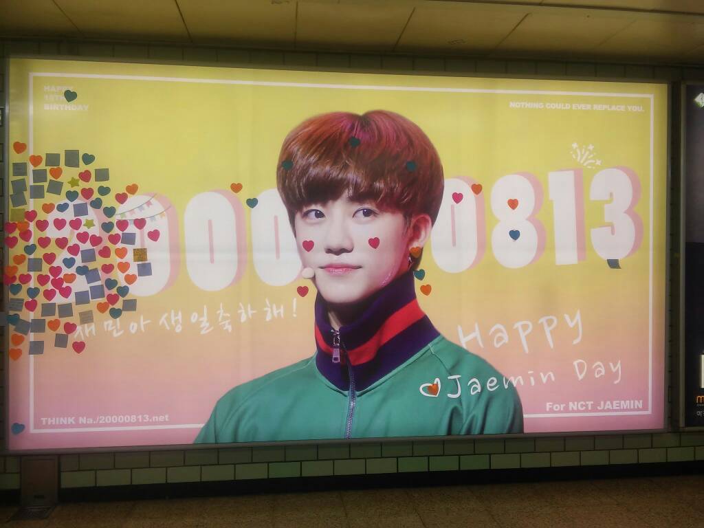jaemin_pics's tweet photo. look at the amount of sticky notes full of wishes on his birthday advertisements omg I'm soft https://t.co/dl0PuybK31