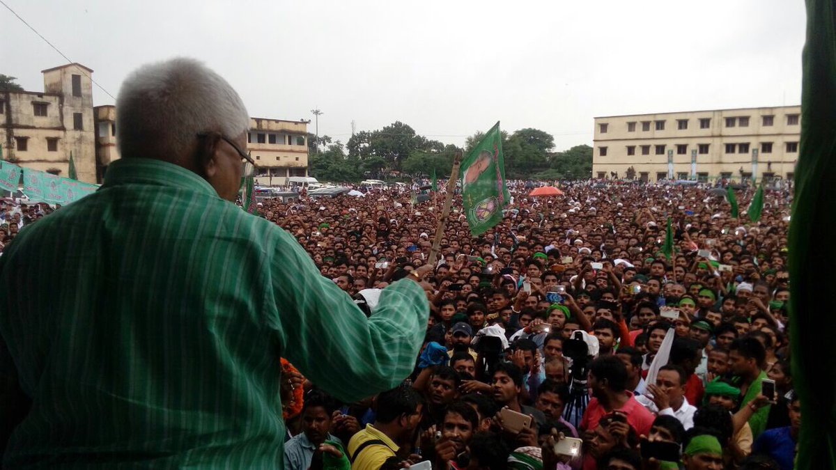 laluprasadrjd's tweet photo. सिवान मे सुबह से भारी बारिश और मैदान गीला होने के बावजूद भीड़ का आना जारी है।जनता का आक्रोश चरम पर है।भीड़ मे कोई नीतीश नही है सब वफ़ादार है https://t.co/PWfBnSeJ5I