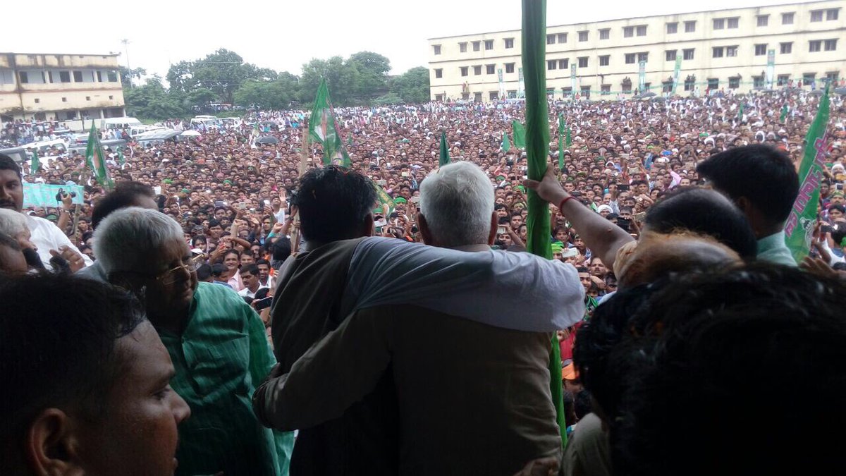 laluprasadrjd's tweet photo. सिवान मे सुबह से भारी बारिश और मैदान गीला होने के बावजूद भीड़ का आना जारी है।जनता का आक्रोश चरम पर है।भीड़ मे कोई नीतीश नही है सब वफ़ादार है https://t.co/PWfBnSeJ5I