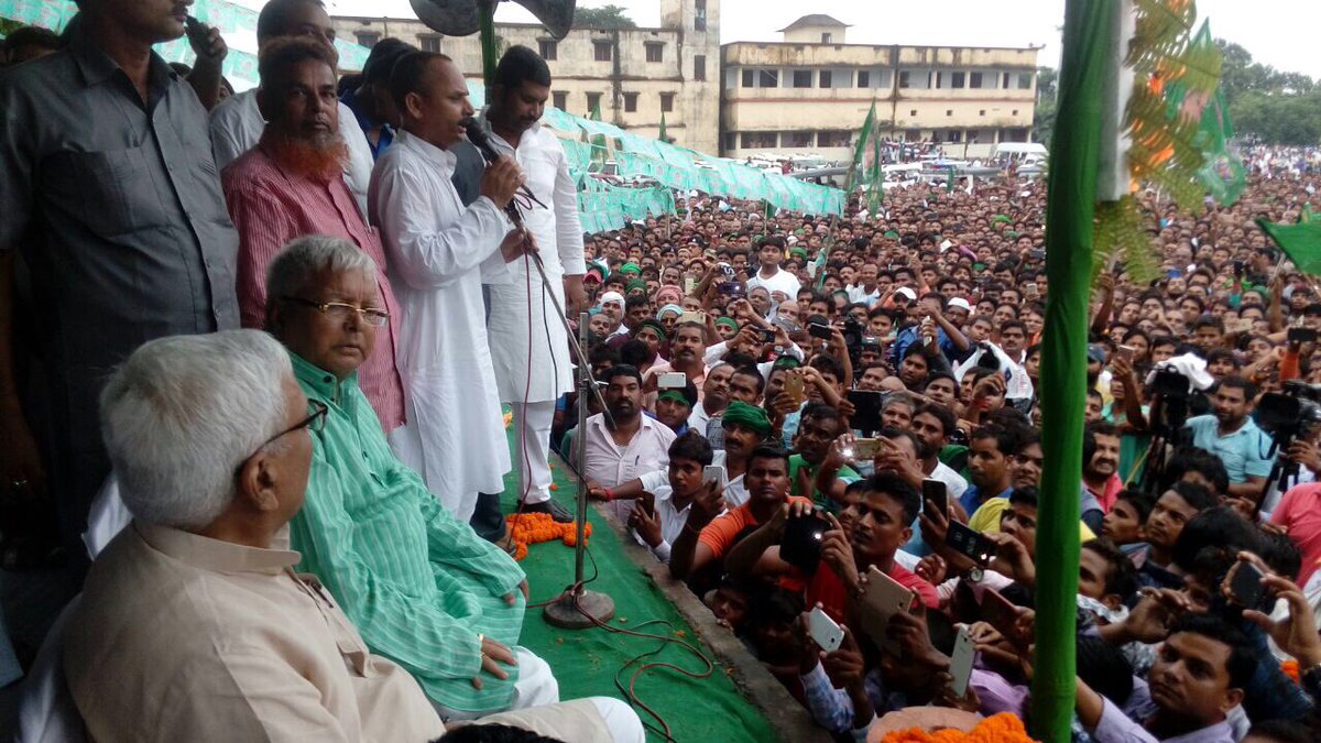 laluprasadrjd's tweet photo. सिवान मे सुबह से भारी बारिश और मैदान गीला होने के बावजूद भीड़ का आना जारी है।जनता का आक्रोश चरम पर है।भीड़ मे कोई नीतीश नही है सब वफ़ादार है https://t.co/PWfBnSeJ5I