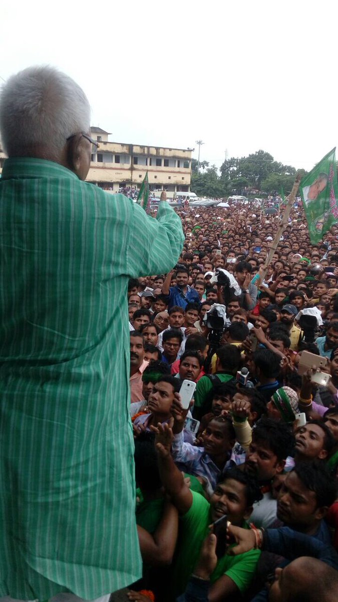 laluprasadrjd's tweet photo. सिवान मे सुबह से भारी बारिश और मैदान गीला होने के बावजूद भीड़ का आना जारी है।जनता का आक्रोश चरम पर है।भीड़ मे कोई नीतीश नही है सब वफ़ादार है https://t.co/PWfBnSeJ5I