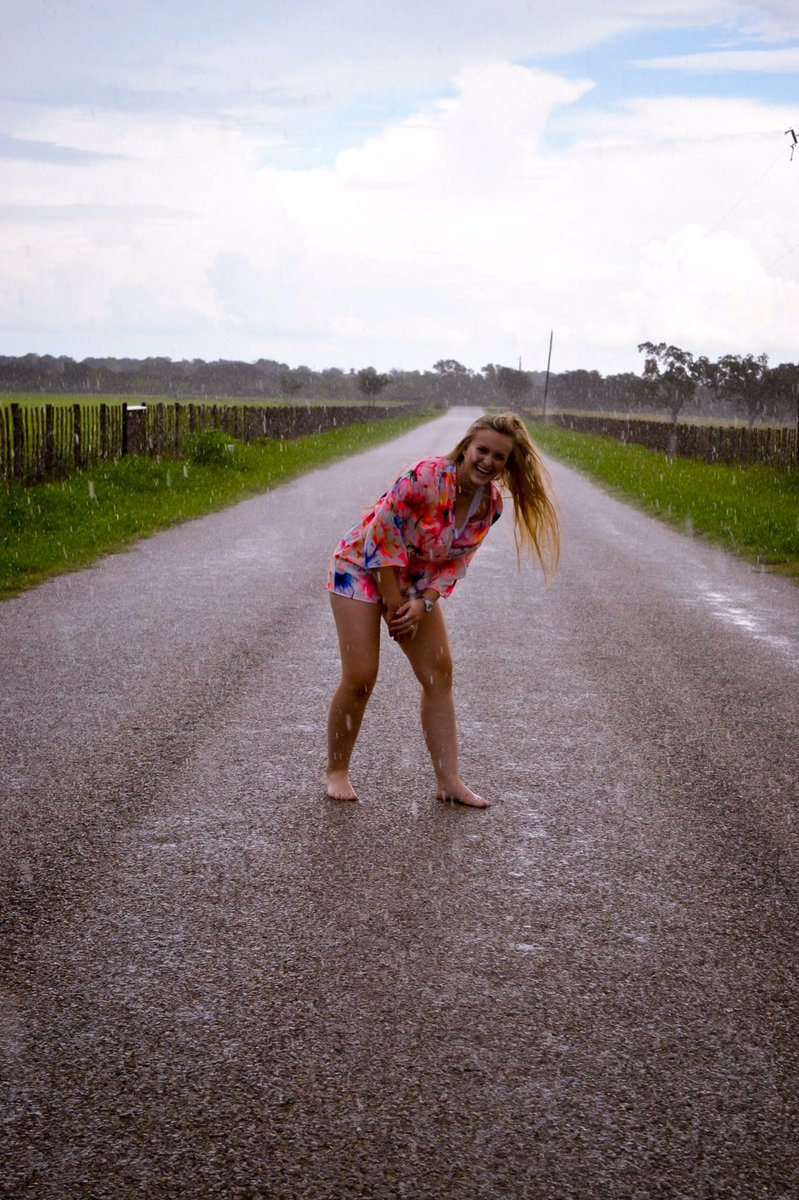 camm_lea's tweet photo. Rain makes me happy (: https://t.co/25mZv0oqjy