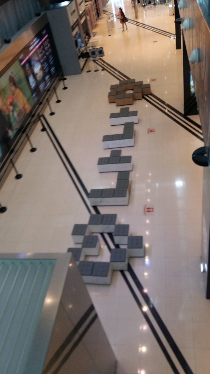 jaemin_th's tweet photo. [FANTAKEN] SM COEX Artium เรียงเก้าอี้เป็นตัวอักษรว่า "♡ 나나 ♡" ในวันเกิดแจมินวันนี้ ( 나나 = นานา ชื่อเรียกเล่นๆของแจมิน) #HAPPYJAEMINDAY 🎂🌻🎉 https://t.co/wQgfEOiq68