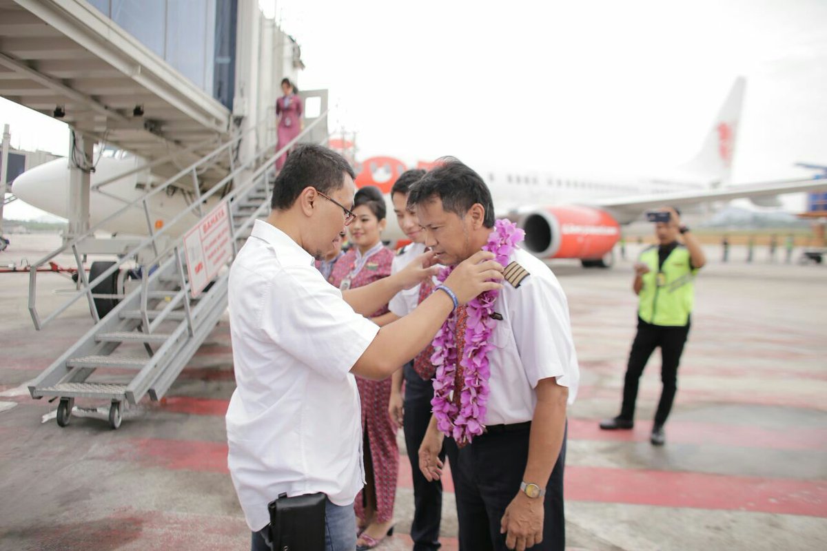 INJairports's tweet photo. Pengalungan bunga, pemberian souvenir, donor darah dlm rangka #HUT33AP2 di Bandara Depati Amir - Pangkalpinang @ap2_pgk https://t.co/IJZM5UIt4Y
