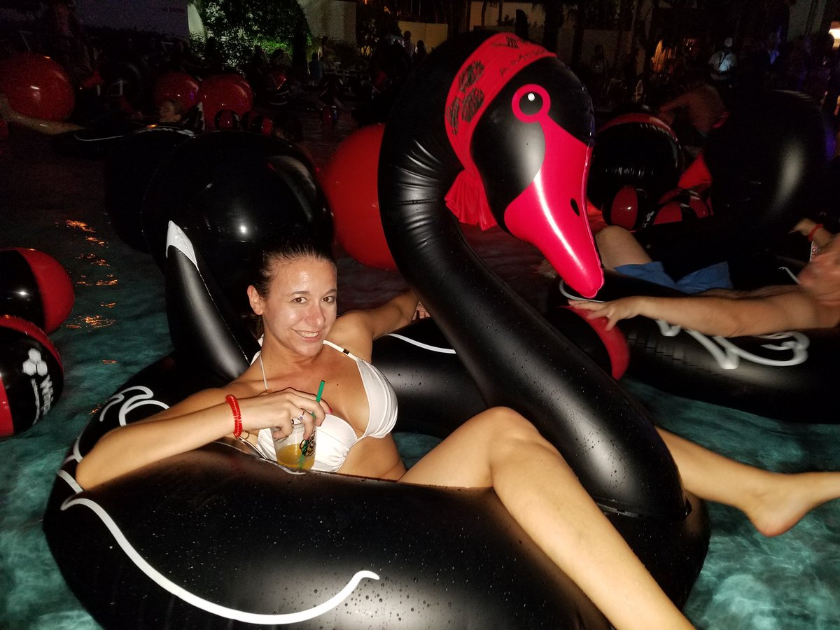 SarahGregory02's tweet photo. More #fetcon2017 pool party fun w the @Whiplr black &amp; red pool party. @FetishCon @Harley_Havik @spankchief https://t.co/V5s5gJ6EN4